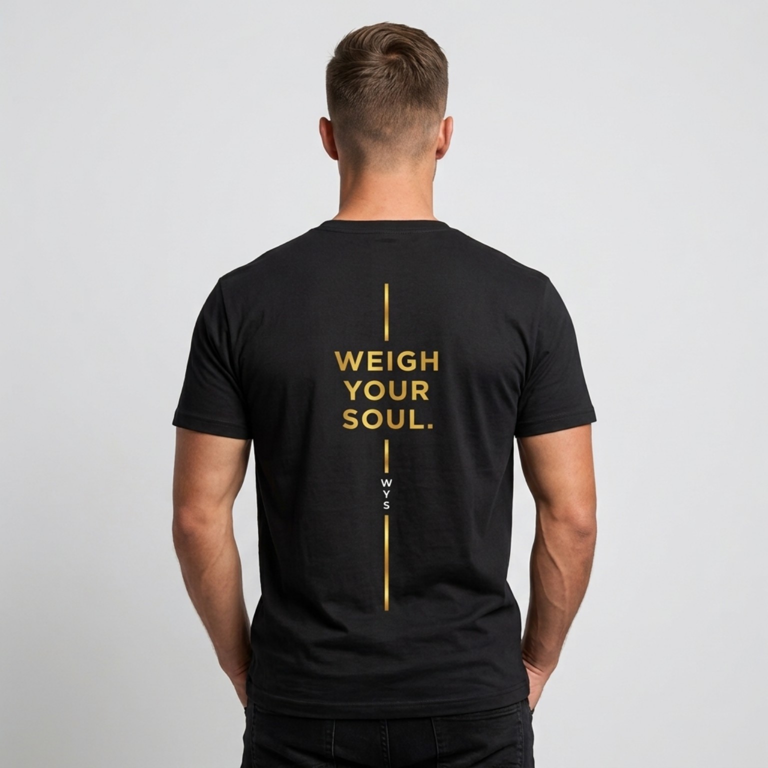 WYS-01 en modelo, vista de espalda con WEIGH YOUR SOUL